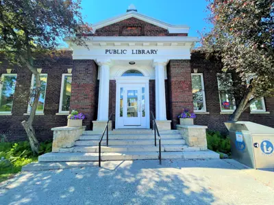 Photograph by Tracy Harper of the Main Street entrance of the Library in the summer time.